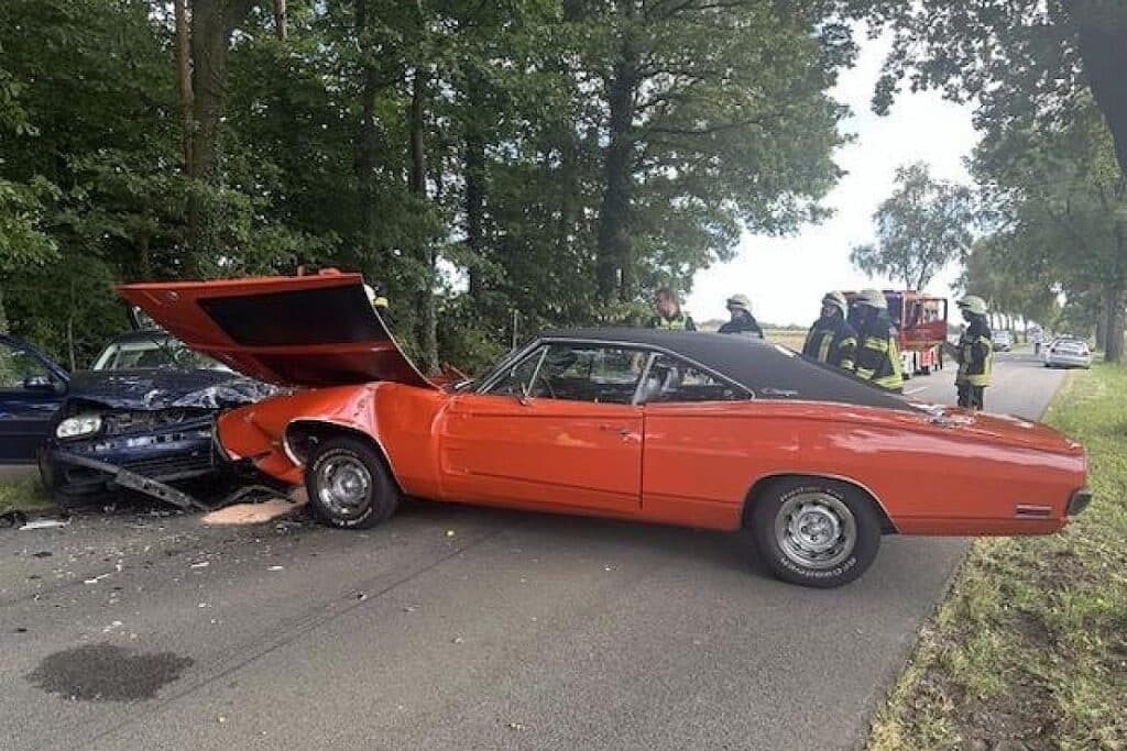 Unbekannter Audi-Fahrer verursacht schweren Unfall bei Fredenbeck und flüchtet