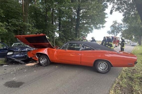 Unfallteilung mit zwei beschädigten Fahrzeugen nach Überholmanöver auf Kreisstraße 1 in Fredenbeck.