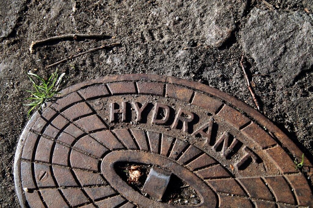 Unbekannter beschädigt Wasserhydranten in Stuttgart