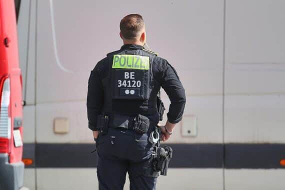 Aggressiver Vorfall in Berlin-Mitte: Mensch attackiert, Polizei ermittelt, Zeugen eingreifen.