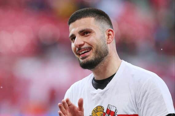 Deniz Undav strahlt Optimismus aus, bereit für die neue Bundesligasaison mit klare Ziele.