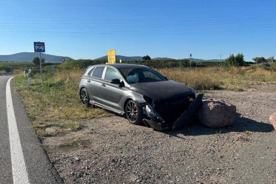 Unfall auf L 512: Hyundai im Grünstreifen, Beifahrerin verletzt, Fahrer unverletzt, Totalschaden.