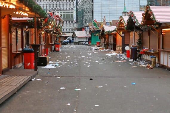 Tatort des Anschlags auf Magdeburger Weihnachtsmarkt, Absperrungen, Trauer und Aufklärung im Fokus.