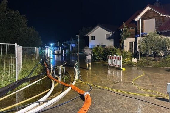 Flutwasser, Feuerwehr im Einsatz, umgestürzter Baum, überflutete Keller in Konstanz.