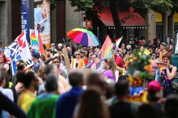 Bunte Parade mit vielen Teilnehmern, Fahnen und Freude zum Christopher Street Day in Bremen.