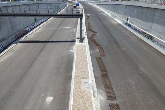 Verkehrschaos auf neu eröffneter A100 mit Staus und Forderungen nach Sperrung des Bauabschnitts.