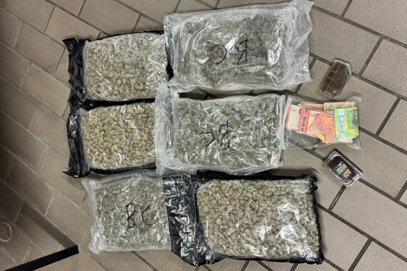 Polizei kontrolliert Verkehr, entdeckt Drogen und Verstöße gegen Verkehrsregeln in Wuppertal.