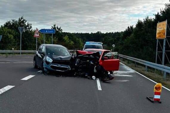 Verunfallte Autos auf Landstraße, Polizei und Rettungsdienst im Einsatz nach Kollision.