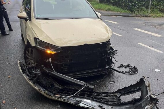 Unfallaufnahme nach Kollision zwischen Taxi und Ford Transit auf Bensberger Straße, Rösrath.