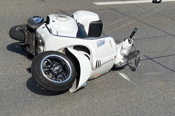 Ein Verkehrsunfall mit Vespa und Auto, schwere Verletzungen und erheblicher Sachschaden.
