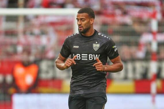 Josha Vagnoman jubelt nach Vertragsverlängerung mit dem VfB Stuttgart, Umarmung im Team.