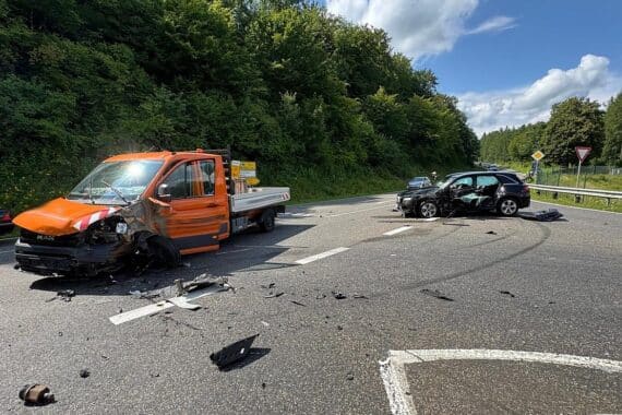 Unfallstelle auf Landesstraße 288 mit Feuerwehr, Rettungsdienst und beschädigten Fahrzeugen.