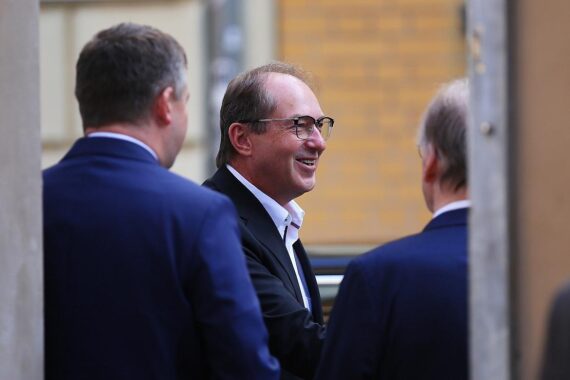 Politiker im Austausch über Kommunalfinanzen, Sicherheit und jüdisches Leben in Halle.