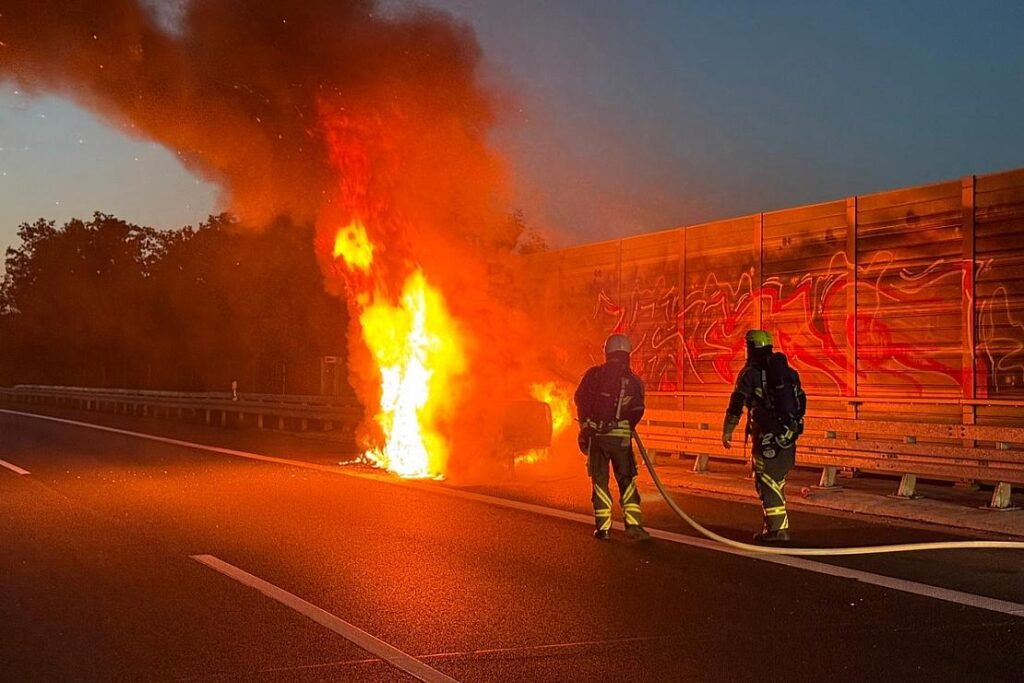 Vollbrand eines Pkw auf der A3 bei Hünxe führt zu langem Stau