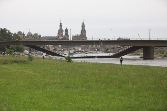 Fliegerbombe aus dem Zweiten Weltkrieg entdeckt, Räumungsarbeiten an der Carolabrücke in Dresden.