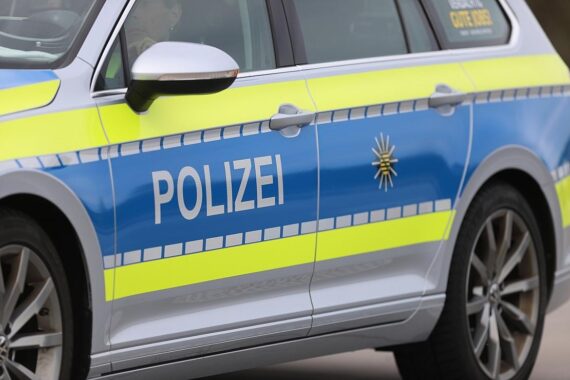 Polizeiauto vor einer Baustelle, Symbol für gestohlenes Werkzeug und Ermittlungen in Dresden.