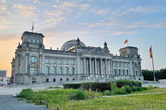 Sonniger Himmel über Berlin, Menschen genießen den Sommer, mit Temperaturen bis zu 37 Grad.