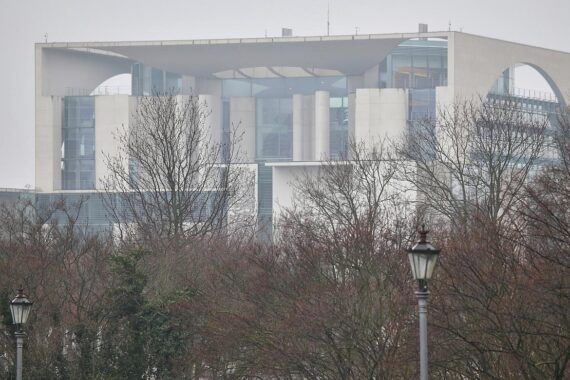 Bundeskanzleramt im Nebel, symbolisiert wechselhaftes Wetter mit Wind und Gewittern.