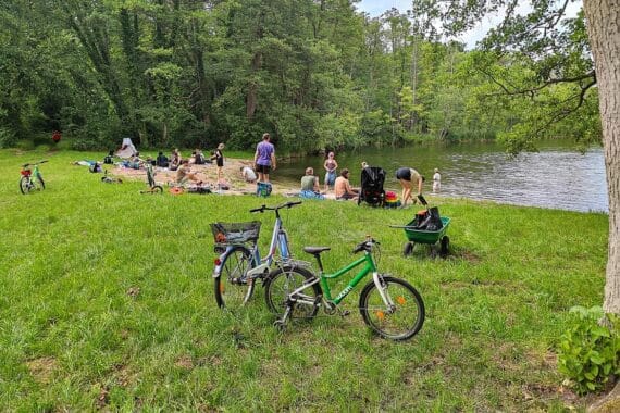 Sonniger Badestrand mit Menschen, Entspannung und sommerlichen Temperaturen in Nordrhein-Westfalen.