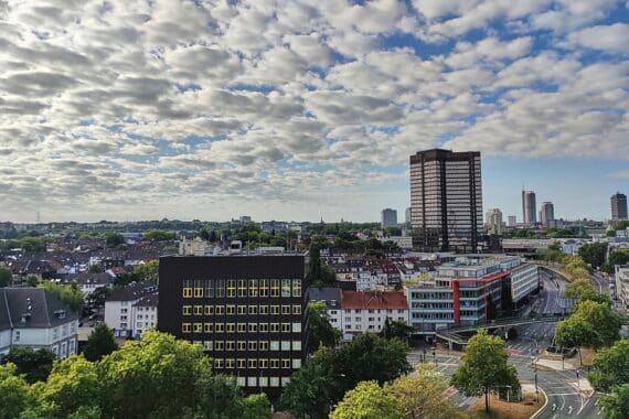 Stadtpanorama von Essen bei bewölktem Himmel und drohendem Regen. Wetterwechsel in NRW.