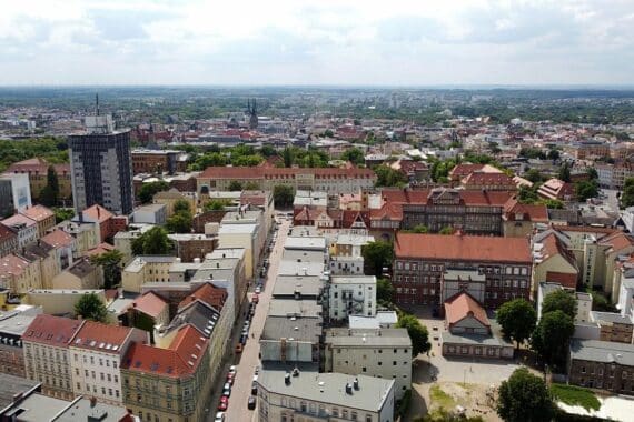 Sonniger Himmel über Halle (Saale) mit Quellbewölkung und angenehmen Temperaturen.