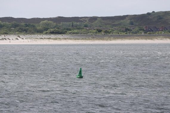 Wechselhaftes Wetter mit Wolken, Strand und Küstenschutz auf Sylt bei milden Temperaturen.