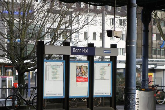 Beitragsbild zeigt Bonner Hauptbahnhof, symbolisiert wichtige Bahnanbindung zwischen Bonn und Köln.