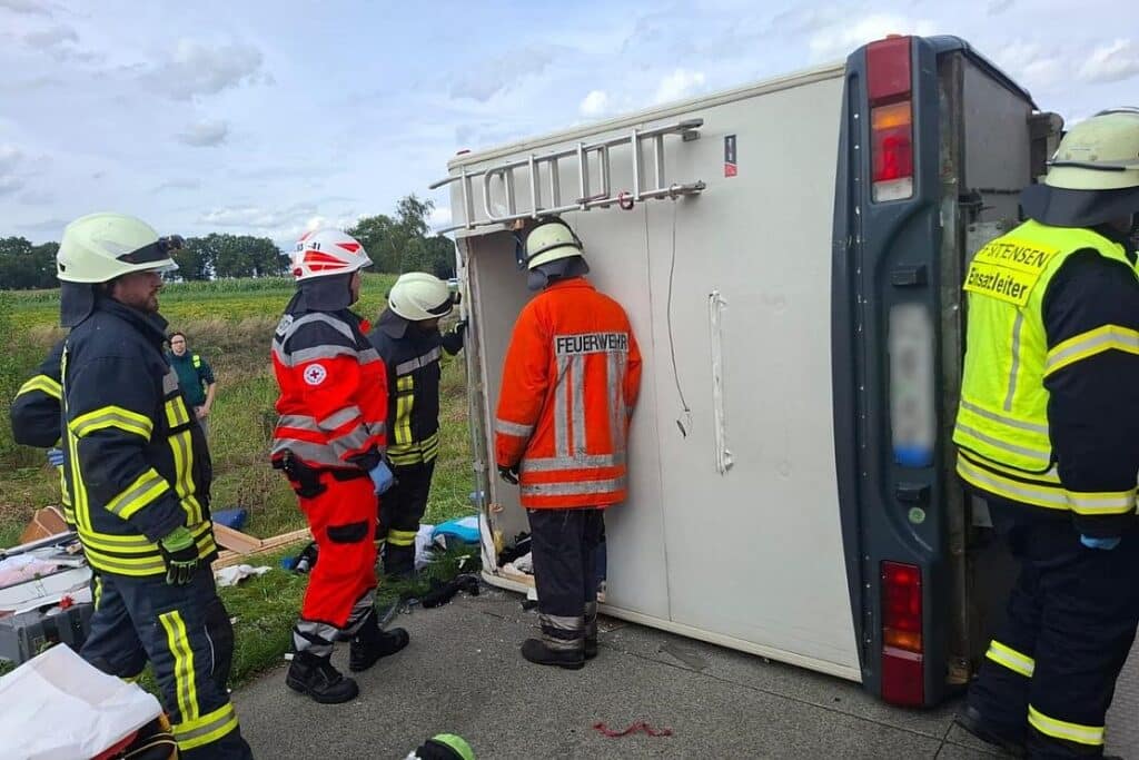 Wohnmobil auf A1 umgekippt – Feuerwehr befreit eingeschlossene Person