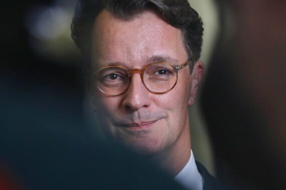 Hendrik Wüst auf dem Parteitag der NRW-CDU, euphorische Delegierte feiern seinen Erfolg.