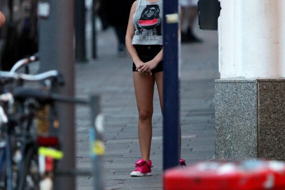 Mobiles Bordell auf der Straße, Symbol für wachsende Prostitution in Niedersachsen.