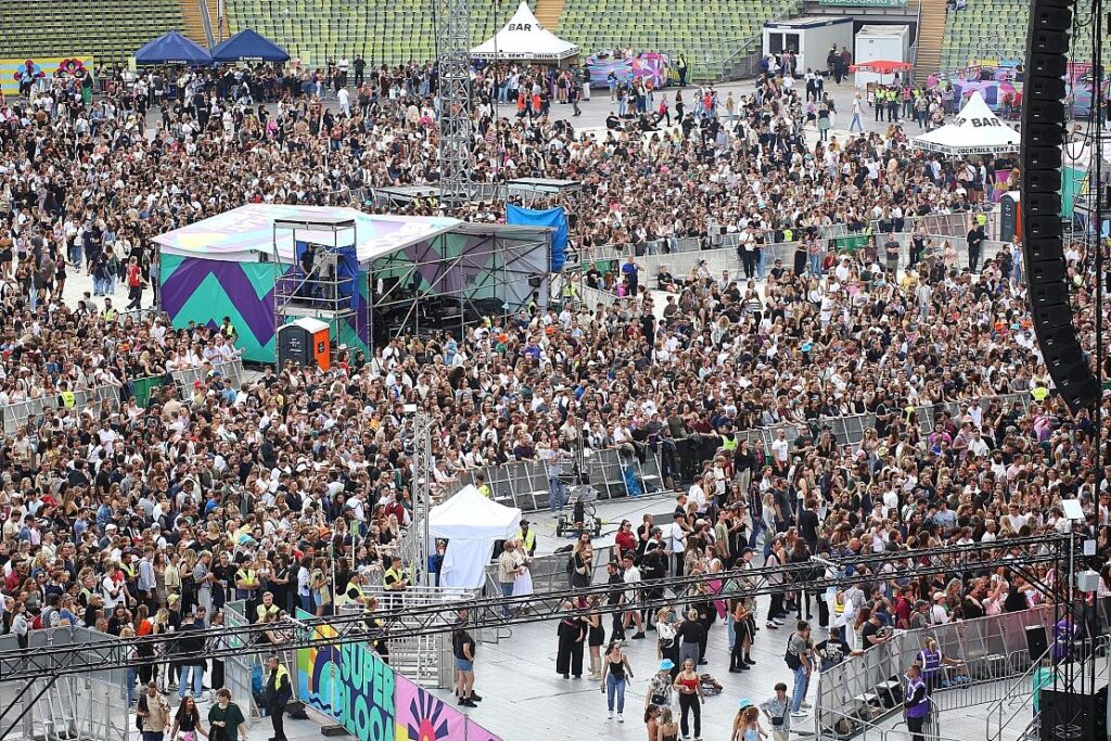 Zehntausende bei "Superbloom" im Münchner Olympiapark