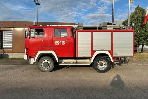 Roter Feuerwehr-Oldtimer, angehalten von Zollbeamten auf A5, Richtung Spanien, mit Kontrollen.