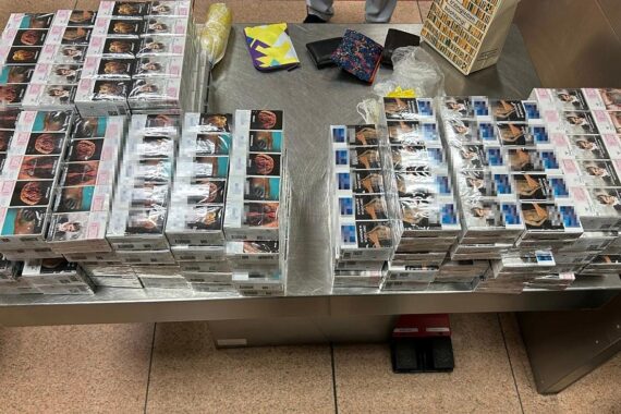 Zollbeamte beschlagnahmen geschmuggelte Zigaretten am Flughafen Hamburg, Anzeige gegen Reisende.