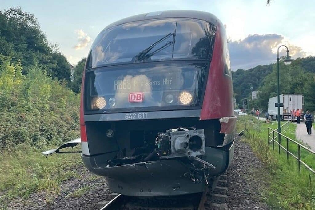 Zug kollidiert mit Sattelzug in Thaleischweiler-Fröschen
