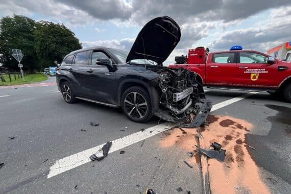 Unfallstelle auf Bundesstraße mit beschädigten Fahrzeugen, Rettungskräften und abgeschottetem Bereich.