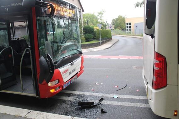 Auffahrunfall zweier Linienbusse mit Verletzten in Bergisch Gladbach, Polizei und Krankenwagen vor Ort.