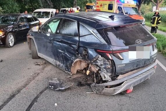 Verkehrsunfall mit zwei Personenwagen und Lkw auf Bundesstraße 73, Verletzte werden versorgt.