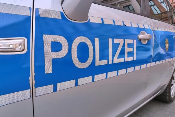 Polizeiauto auf einer Straße, symbolisiert Unfall und Flucht des BMW-Fahrers.