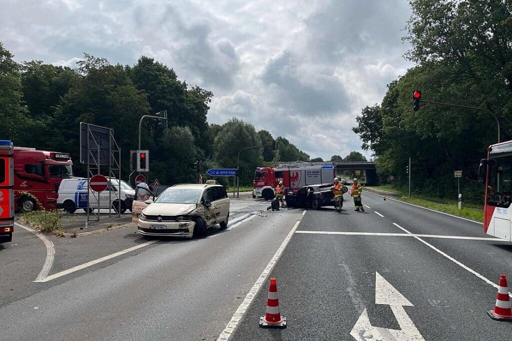 Zwei Männer bei Unfall an Aachener Anschlussstelle verletzt