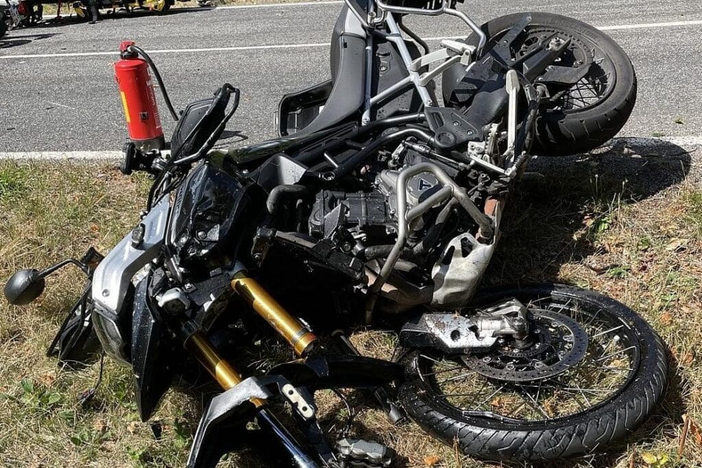 Zwei Motorradfahrer bei Frontalzusammenstoß auf B48 schwer verletzt