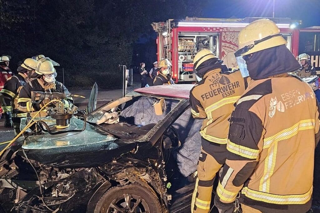 Zwei Personen nach Frontalzusammenstoß in Essen-Horst schwer verletzt