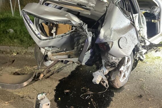 Betriebsmittel werden nach einem Unfall auf der Autobahn von Einsatzkräften aufgefangen.