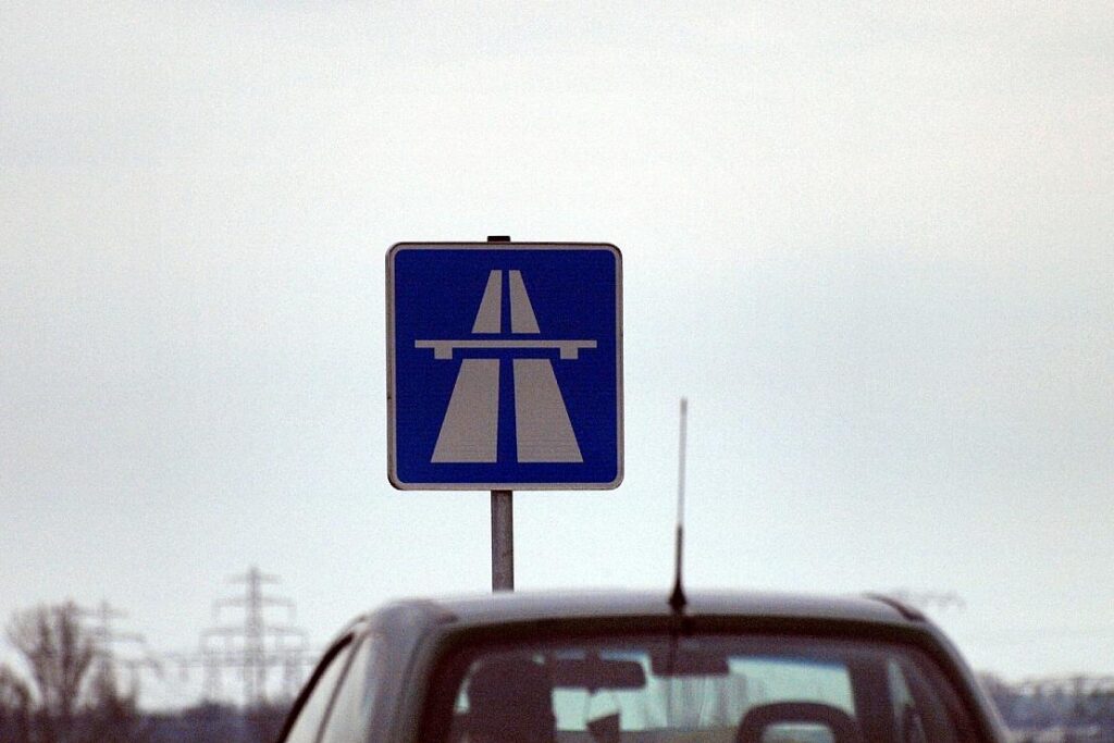 Zwei Schwerverletzte nach Alleinunfall auf A46 bei Düsseldorf
