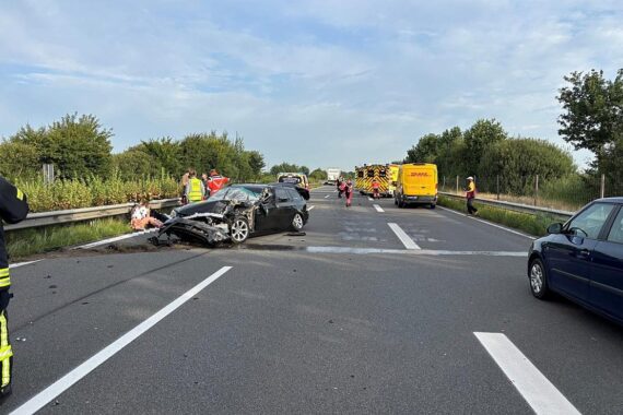 Schwerer Unfall auf A26: Lkw und Pkw kollidieren, Fahrerinnen schwer verletzt.