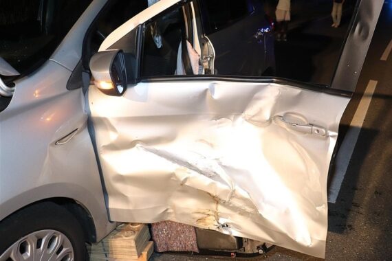 Zwei Unfallfahrzeuge und Rettungswagen an einer Kreuzung, schwer verletzte Fahrer, Polizei vor Ort.