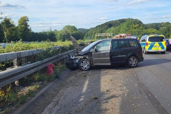 Unfall auf Autobahn 43: Feuerwehr sichert Stelle, zwei leicht verletzte Personen, Fahrzeug beschädigt.