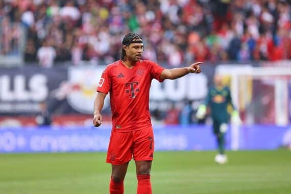 FC Bayern München jubelt nach 5:0-Sieg gegen Hamburger SV, Tore von Gnabry und Kane.