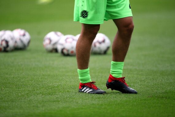 Zwei Fußballteams im Spiel, Tore, spannende Duelle und ein Platzverweis prägen die Atmosphäre.