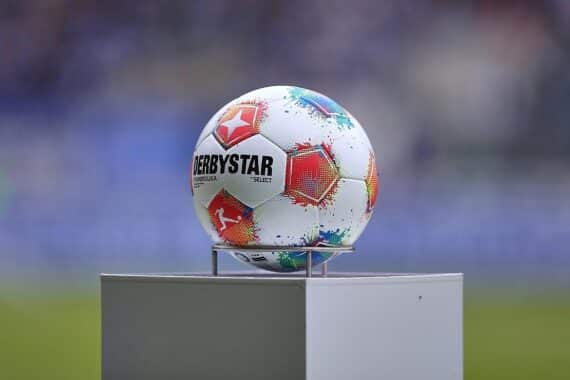 Ein spannendes Fußballspiel zwischen Elversberg und Dynamo Dresden mit einem 2:2-Endstand.