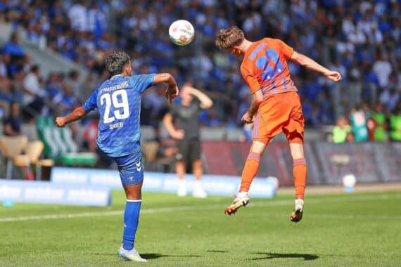 Schalke jubelt über 2:0-Sieg, Magdeburg enttäuscht, das Spielgeschehen prägnant festgehalten.